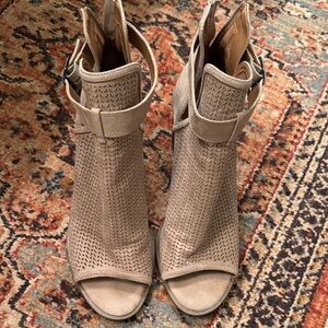 Universal Thread Tan Perforated Heeled Boots